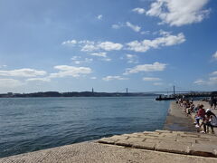 昼食を終えて、再度テージョ川に下りてきました。対岸を望みます。