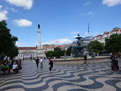 ロシオ広場(ペドロ4世広場）。旅人が集うリスボンの中心部。鉄道や地下鉄の駅、バス停などが集まるバイシャの中心。中央円柱の頂には初代ブラジル国王を務めた、ペドロ4世の銅像が立っています。