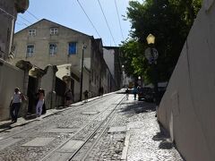 レスタウラドレス広場からサン・ペドロ・デ・アルカンタラ展望台を結ぶケーブルに乗るつもりだったのですが、一杯だったので歩いて坂を上りました。大した距離でないと思っていましたが、後悔する羽目に。15分待ってケーブルに乗るべきでした。