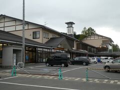 道の駅 くじやませ土風館
ネットの情報では久慈駅ではコインロッカーがないとのこと。
こちらに入っている観光交流センターで、どこかで荷物を預かってくれる場所を確認しようとご相談。（ここで預かってもらえないかと下心あり）
快く預かって下さることに。
何時のバスですか？と聞かれたので20:05ですと答えたら、じゃあ19時半ぐらいまで荷物お預かりしますねって。
え、こちら19時で閉まっちゃうんじゃ？
大丈夫ですよ。いってらっしゃい！
19時までには戻ってきて、お土産もここで買いますからね！！行ってきま～す！
