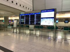 翌朝は空港のラウンジで朝食を食べゆっくりしようと思い5時に起床しました。
シャワーを浴びて支度し九龍駅6時発のエアポートエクスプレスで行こうとタクシーを使い駅まで行きました。
なんとここでエアポートエクスプレス使う人はチェックインが出来るらしく誰もいないカウンターへ。1分少々で終了。搭乗券をもらいホームへ。
香港インフラ完璧すぎて最高です。空港でチェックインしなくても済むのはかなりありがたい。
スーツケース持ち運ぶ手間も要りません。1日前から開始しているのでここで荷物預けて最終日は遊びに行けますよね。
台北でも同じようなシステムがありますが航空会社が限られているので及ばないですね。ここも一部のLCCには対応していないようですがほぼ網羅しています。