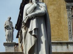 シニョーリ広場にダンテ像発見。
ダンテがヴェローナにいたことがあるとは知らなかった。