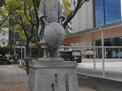 新山口駅に戻ってきました。
駅前に山頭火像があります。
