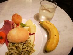 やっと成田のＡＮＡラウンジに到着
この時17：00頃
先ほどそろそろ日が暮れるとa380
が見えにくくなるので先にと思ってゲートに行ってみるも
とっても遠くにまだ待機していて携帯で撮影するほどの距離でなく諦め。