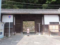 市内の小山のふもとにつきました。
桑折（こおり）氏武家長屋門。ここから登山。