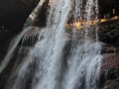 道路から少し歩くが、裏から滝を見れる「雷滝」は寄る価値のある名所
