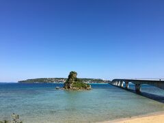 そしてそして今帰仁村といえばここ！！
⑤古宇利島
私が移住した当時はまだ橋は建設中で離島でした。
どんどんとサンゴ礁は減ってますが、美しい海の色は健在です。

何年住んでてもここの海を見てるだけで心が癒されます。
初めて２輪の免許を取ってドライブに来たのもここでした。
（３５歳の記念に２輪の講習に通って＆沖縄ツーリングの夢をかなえました♪）

むぎ畑さんでパンを買って、ここでランチでもいいな♪