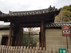 さらに南下して伝香寺。重要文化財と散り椿があります