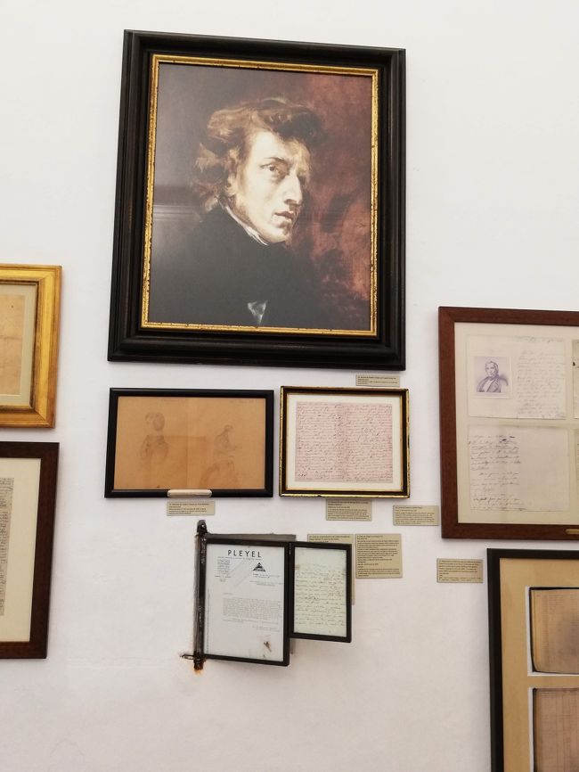 上段：ドラクロワによるショパン肖像画（複製）<br /><br />中段（左）：Elisa Radziwillによるショパンの肖像画<br /><br />中段（右）：サンドがマダムマリアーニに宛てた手紙の一部？<br /><br />下段：なんだろう？プレイエルをヴァルデモサに送る関連の書類？<br /><br /><br /><br /><br /><br />