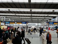 ミュンヘン中央駅に到着。
日本と違って改札がないので構内を自由に行き来できます。
阪急の梅田駅のような構造(分かる人には分かる…？)で、電車が横にずら～～っと並んでます。
国際列車や普通列車など、いろいろな車両があって見ているだけでも楽しいです。