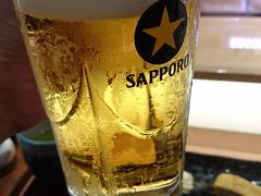 天神に戻りランチにします。
福岡で有名なひょうたん寿司へきました。
暑い中観光したのでまずはビールを頂ます