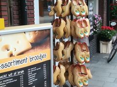 オランダと言えば、、、これまた木靴。

ちなみにこれはチーズ屋さんです。