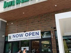 はい、ここです。
ダウントゥアース )^o^(
オーガニックなスーパーマーケットです。
以前あった場所から、ホールフーズの近くの一角に移転してきてから、初めて訪れましたが、前のお店より、広くなり、ハワイロゴのグッズも揃っていて、より楽しい空間に♡
あー、もっとゆっくり見たかったなー(;_;)