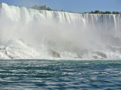 　太陽を背にすると、滝を背景に綺麗な虹が見えます。