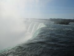 　テーブルロックから、カナダ滝の落ちていくところが見えます。
　吸い込まれていきそうな迫力です。