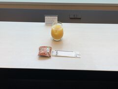 行きは羽田から飛行機で行きます。いつものようにANAラウンジに入り浸ります。