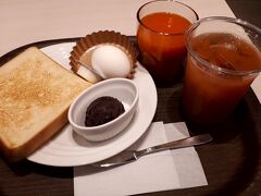名古屋といえばモーニングが有名ということで行ってきました。
ドリンク１杯の料金でトーストとゆで卵が付いてきます。
せっかくなのであんこ(50円)追加しました。
ちなみに野菜ジュースは飲み放題。