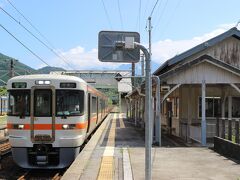 中央本線は東京から名古屋までの路線ですが、塩尻駅からはJR東海になります。
東京近郊では１０両編成の電車が満員の乗客を乗せて数分おきに走っていますが、このあたりになるとたった２両のワンマン電車。
おかでで「１８きっぱー」でぎっしり満員。
JR東海は新幹線以外はケチ。
せめて４両くらいにしてほしいものです。
しかも、この木曽のあたりは２時間に１本しか電車がないし。

塩尻８時１７分の電車でスタートです。