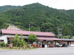 ２駅戻って今度は須原駅で降ります。
この駅も旧国鉄風の駅舎が健在でした。