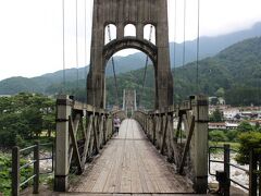 南木曽駅周辺にある旧中山道の宿場町・三留野宿と福沢桃介の旧宅のある地域を結ぶ「桃介橋」。
今でも地元の人には大切な橋です。