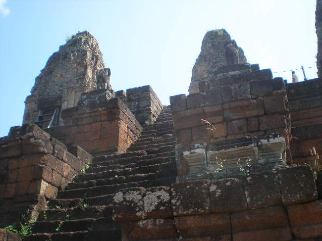 　ピラミッド型の遺跡<br />階段が急勾配のうえに、足場が悪い。