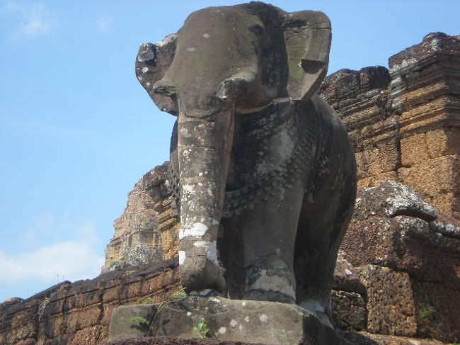 四隅に砂岩造りの象がいる。<br />