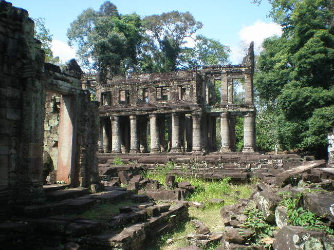 ギリシャ神殿のような建造物がある。<br /><br />2日目の終了。