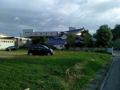 本日の夕食の会場となる
若栄屋の建物右手に杵築中学校です