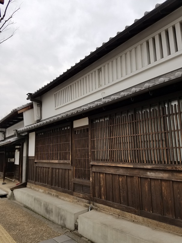 大宮通り沿い、油阪町の趣のある建物