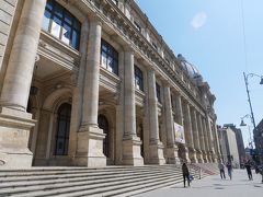 その向かいにはルーマニア国立歴史博物館。
元は1894年から1899年にかけて建てられた旧郵便施設らしい。