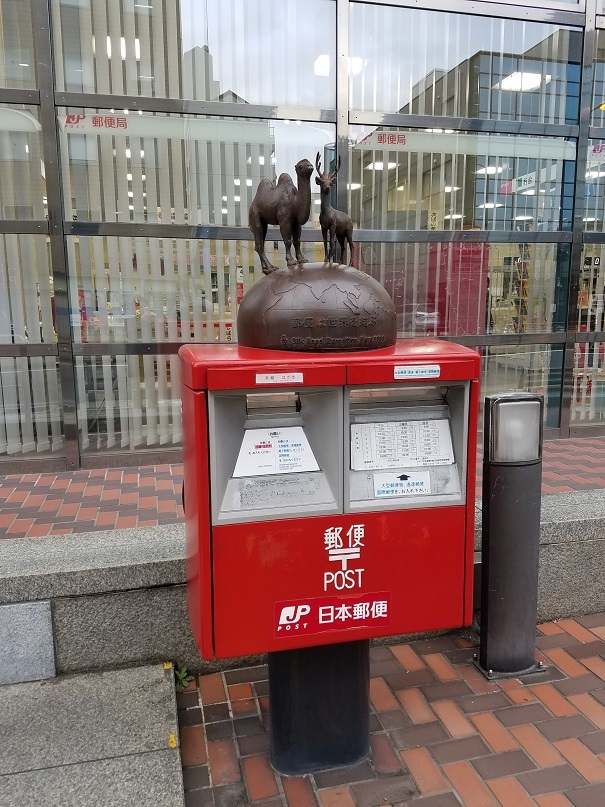 奈良中央郵便局前のポストにも鹿