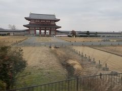 近鉄奈良線は平城宮跡をつっきって走るので車内から南側には朱雀門がよく見えます
