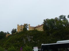 時間があるのでいったんバス乗り場を通り過ぎます。

小高い丘に立つこちらはホーエンシュヴァンガウ城。

ノイシュヴァンシュタイン城を築いたルードヴィヒ2世の父マクシミリアン2世の城。