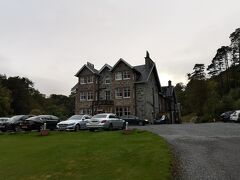 スカイ島に入ってから20分弱で今晩の宿泊場所、Duisdale House Hotelに到着。
海を望むお屋敷を改装したホテル。
