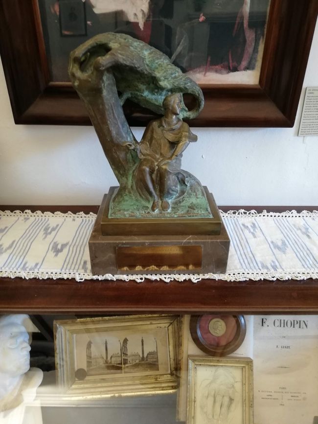 ワルシャワのワジェンキ公園にあるショパン像のミニチュアみたいなものかな？２０１５年１２月に実物をみましたが、懐かしいです。