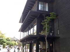 16：00頃、「松華堂菓子店」へ

2階が菓子店です。
木造のセンス抜群な建物。
