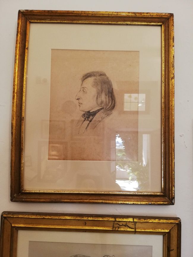 これも良く見るショパンの肖像画ですね。（ここにあるのは、レプリカだとお思います）