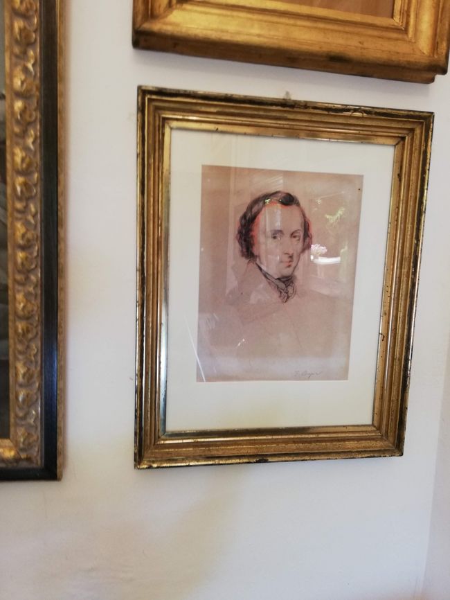 これも良く見るショパンの肖像画ですね