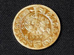 ハルのコイン博物館で作ったコイン。
100円玉サイズにたくさんの紋章が入っています。均等に刻印できるように作られた機械ですが、一発勝負だとやっぱりいまいちの出来。