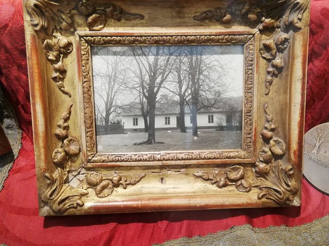 ポーランドのジェラゾヴァボラにあるショパンの生家の絵（写真）だと思う。２０１５年１２月に行ったのですが、懐かしいな～