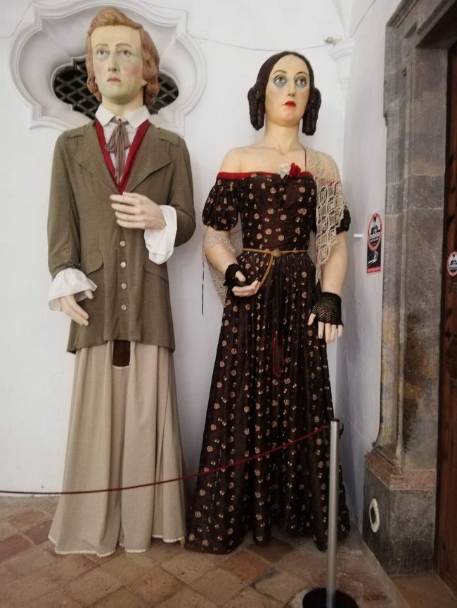 廊下にあったショパンとサンドの像。ちょっと怖い感じ（笑）