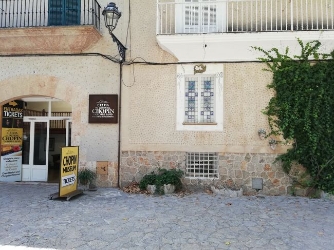 ショパンの家を出たところで外観をまた撮影