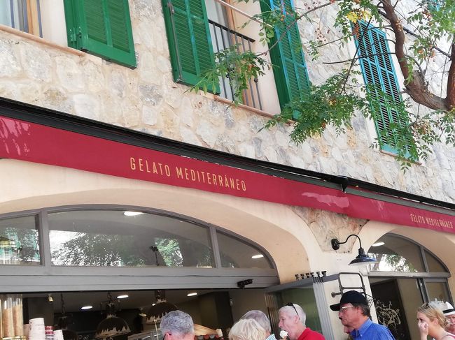 ショパンの家を出て少し行ったところで食べたジェラート。ヨーグルト＆オレンジでした。メチャ美味しかったです★<br />