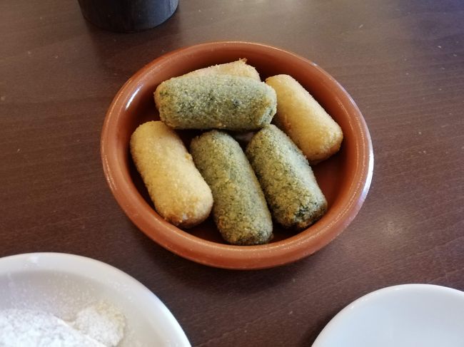 これは、ショパンの家に入る前にカフェで食べた昼食です。クリームコロッケです。普通の味と多分バジル風味。数が多かったけど、美味しかったので、あっという間に食べ終わりました。