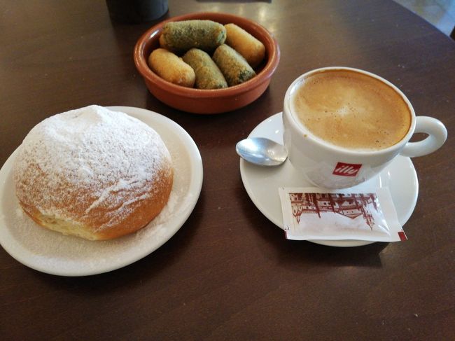 ポテトパン（甘いパンみたいな感じ）とクリームコロッケとカプチーノがこの日のランチです。