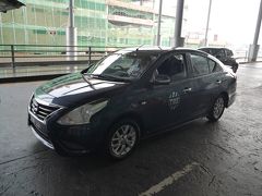 Ｇｒａｂをホテルから呼んでみたものの、日曜日の朝ということで生憎ホテル近辺にいなかったので、ホテルからタクシーで空港まで来ました。来るときは1時間近く掛かっていましたが、３０分ぐらいの時間で空港に到着しました。
タクシー60RM（Ｇｒａｂの倍ぐらい掛かってしまいますが、ホテルに待機しているから、すぐに乗れます）