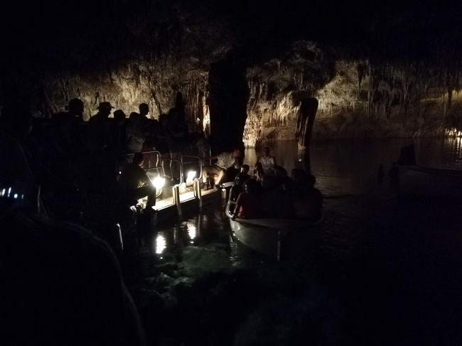 ドラゴン洞窟（内部）３０<br />自分たちが楽団の演奏が終わった後に出口に戻るために乗るボート。（楽団の演奏中は、撮影不可なのです）