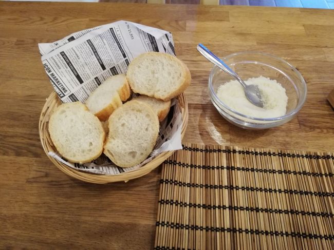 9/27(金）の夕食２<br />バジルのラビオリについてきたパン