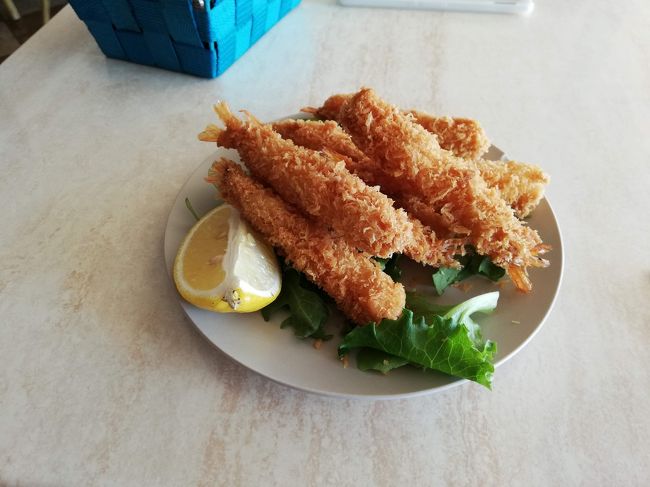 9/28(土）の夕食３<br />エビフライ<br />衣はサクサクしてて美味しかったけど、昼食をこの日は食べていなくて、お腹がすいていたので、追加でピザを注文。マヨルカ島は本土と違ってアルコールに対してTAPAS的なものは、サービスでついてこないのかな？