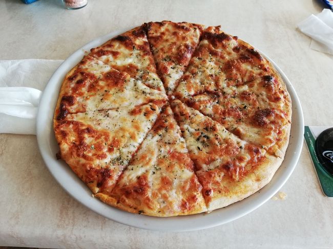9/28(土）の夕食３<br />追加注文のピザ（マルゲリータ）<br />正直、美味しくなかった。軽井沢のアトリエフロマージュのピザの方が何百倍も美味しかったのは、言うまでもなく、日本で、市販で売っている〇〇ハムのピザの方が美味しかった。